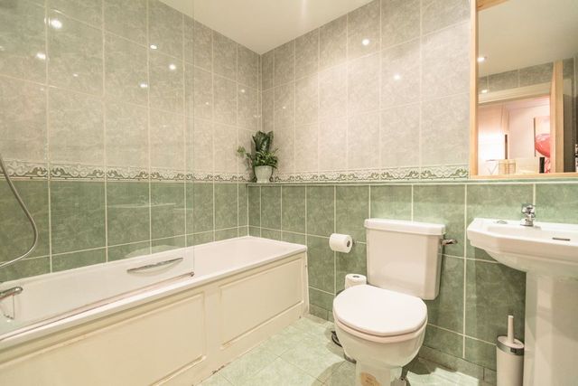  Image of 3 bedroom Flat to rent in Albany Street Edinburgh EH1 at New Town Edinburgh Edinburgh, EH1 3QN