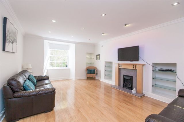  Image of 3 bedroom Flat to rent in Albany Street Edinburgh EH1 at New Town Edinburgh Edinburgh, EH1 3QN