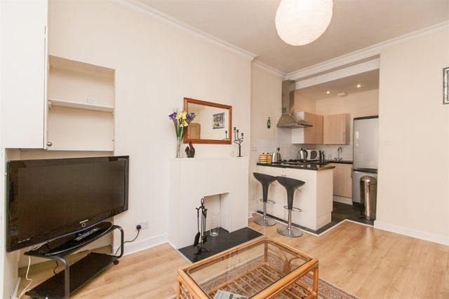  Image of 1 bedroom Flat to rent in Albert Street Edinburgh EH7 at Easter Road Edinburgh Edinburgh, EH7 5LR