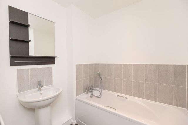  Image of 2 bedroom Flat to rent in Arneil Drive Edinburgh EH5 at Crewe Toll Edinburgh Edinburgh, EH5 2GR