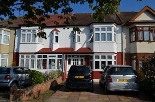  Image of 4 bedroom Detached house to rent in Ash Grove London N13 at Ash Grove  Palmers Green, N13 5AR