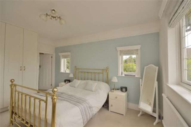  Image of 4 bedroom Detached house to rent in Ashley Close Walton-on-Thames KT12 at Walton-on-Thames, KT12 1BJ