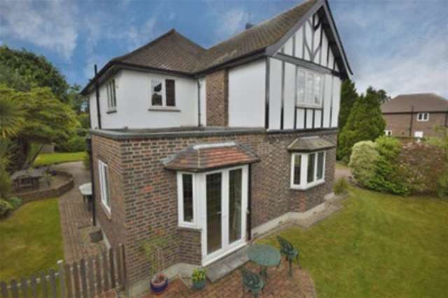  Image of 4 bedroom Detached house to rent in Ashley Close Walton-on-Thames KT12 at Walton-on-Thames, KT12 1BJ