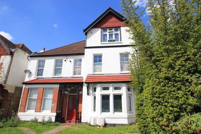  Image of Flat for sale in Avenue South Berrylands Surbiton KT5 at Surbiton Surrey, KT5 8PJ