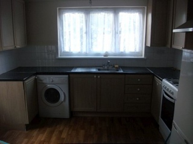  Image of 2 bedroom Ground Flat to rent in Balfour Road Ilford IG1 at Balfour Road  ilford, IG1 4HX