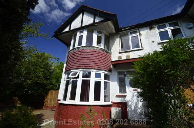  Image of 2 bedroom Flat to rent in Barford Close London NW4 at Barford Close Hendon London, NW4 4XG
