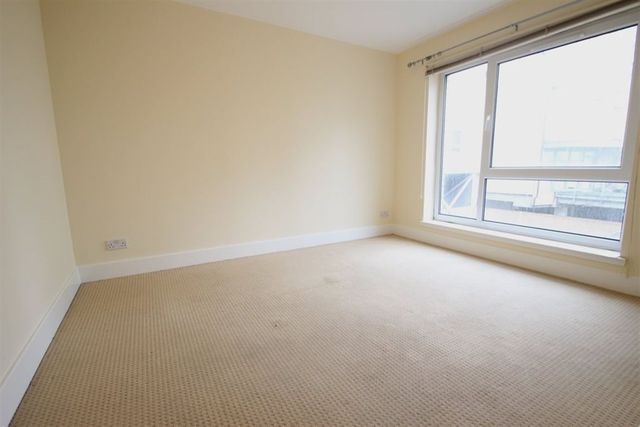  Image of 2 bedroom Flat to rent in Barrland Street Glasgow G41 at Pollokshields Glasgow Glasgow, G41 1RH