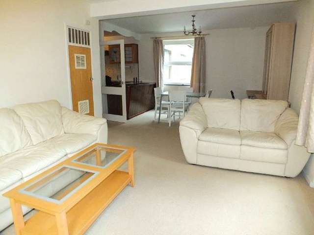  Image of 3 bedroom Flat to rent in Lingwood Close Chilworth Southampton SO16 at Lingwood Close  Southampton, SO16 7GF