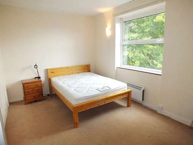  Image of 3 bedroom Flat to rent in Lingwood Close Chilworth Southampton SO16 at Lingwood Close  Southampton, SO16 7GF