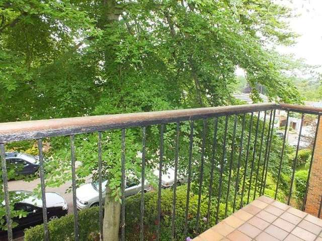  Image of 3 bedroom Flat to rent in Lingwood Close Chilworth Southampton SO16 at Lingwood Close  Southampton, SO16 7GF