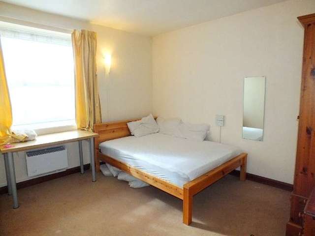  Image of 3 bedroom Flat to rent in Lingwood Close Chilworth Southampton SO16 at Lingwood Close  Southampton, SO16 7GF