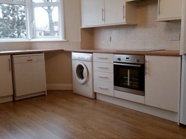  Image of 2 bedroom Flat to rent in Berkshire Gardens London N13 at Berkshire Gardens Palmers Green London, N13 6AE