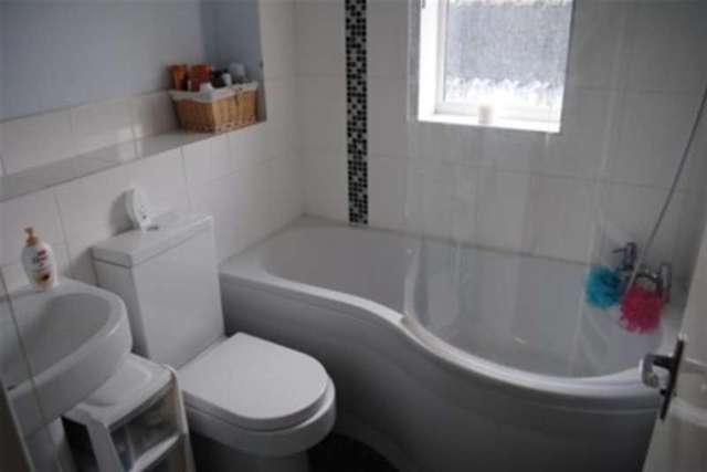  Image of 1 bedroom Flat to rent in Elder Road Bisley Woking GU24 at Woking, GU24 9SA
