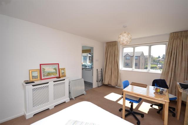  Image of Property to rent in Blackdown Close London N2 at East Finchley, N2 8JF