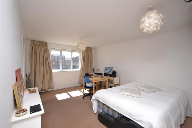  Image of Property to rent in Blackdown Close London N2 at East Finchley, N2 8JF