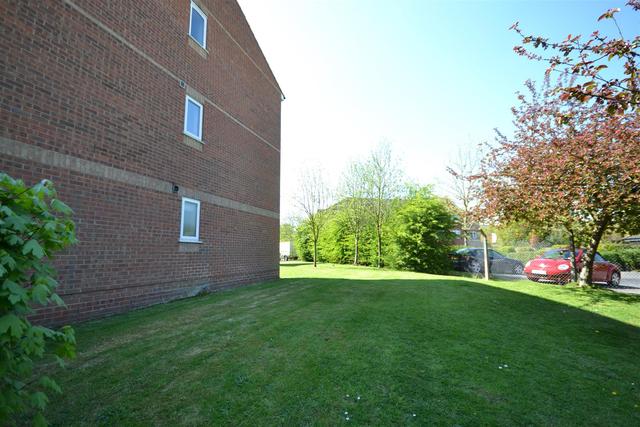  Image of Property to rent in Blackdown Close London N2 at East Finchley, N2 8JF