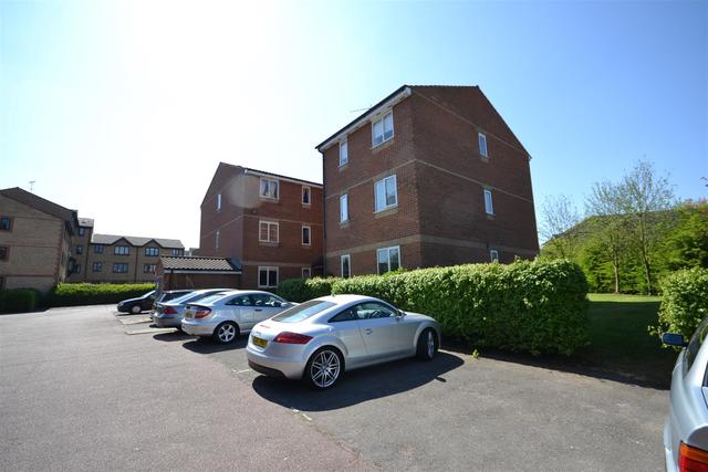  Image of Property to rent in Blackdown Close London N2 at East Finchley, N2 8JF