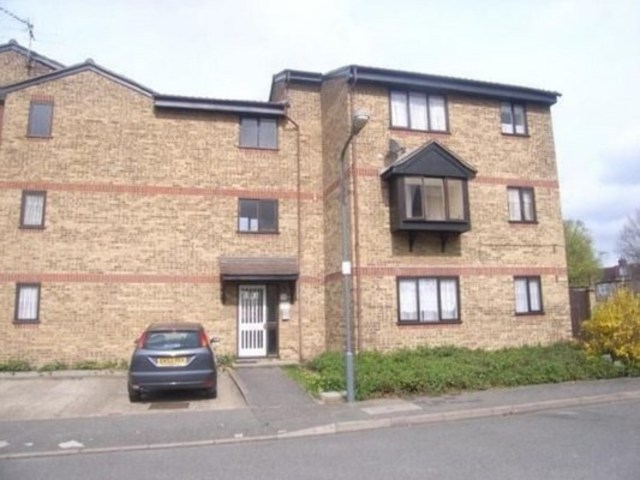 Image of Flat to rent in Blacksmiths Close Chadwell Heath Romford RM6 at BLACKSMITH CLOSE  CHADWELL HEATH, RM6 4XE