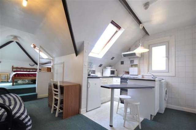  Image of Studio flat to rent in Blakesley Avenue London W5 at Ealing, W5 2DW