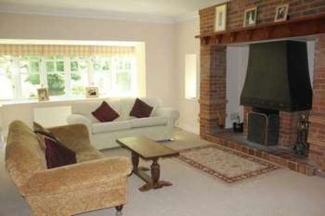  Image of 5 bedroom Detached house to rent in Bourne Grove Lower Bourne Farnham GU10 at Bourne Grove Lower Bourne Farnham, GU10 3QJ