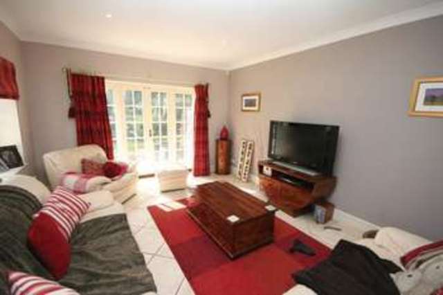  Image of 5 bedroom Detached house to rent in Bourne Grove Lower Bourne Farnham GU10 at Bourne Grove Lower Bourne Farnham, GU10 3QJ