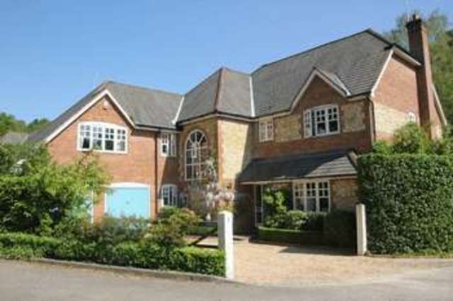  Image of 5 bedroom Detached house to rent in Bourne Grove Lower Bourne Farnham GU10 at Bourne Grove Lower Bourne Farnham, GU10 3QJ