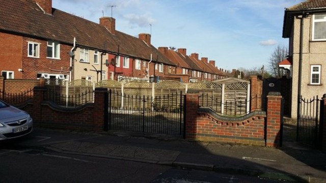  Image of 3 bedroom End of Terrace to rent in Bromhall Road Dagenham RM9 at * BROOMHALL ROAD  BECONTREE, RM9 4PH