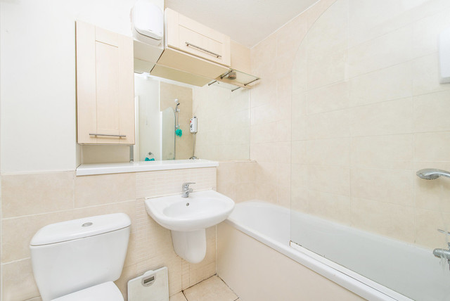  Image of 2 bedroom Ground Flat to rent in Holyoake Court Bryan Road London SE16 at Bryan Road  London, SE16 5HJ