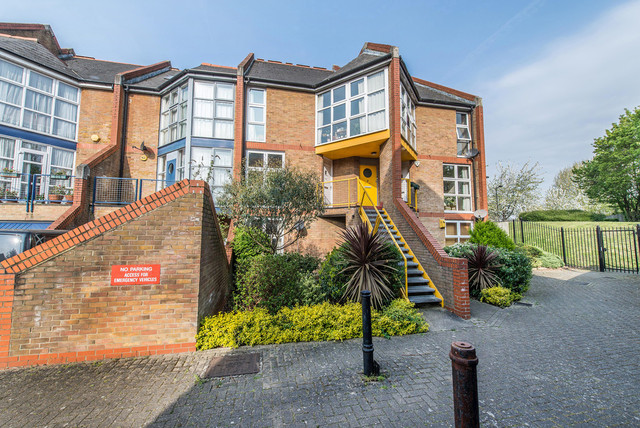  Image of 2 bedroom Ground Flat to rent in Holyoake Court Bryan Road London SE16 at Bryan Road  London, SE16 5HJ