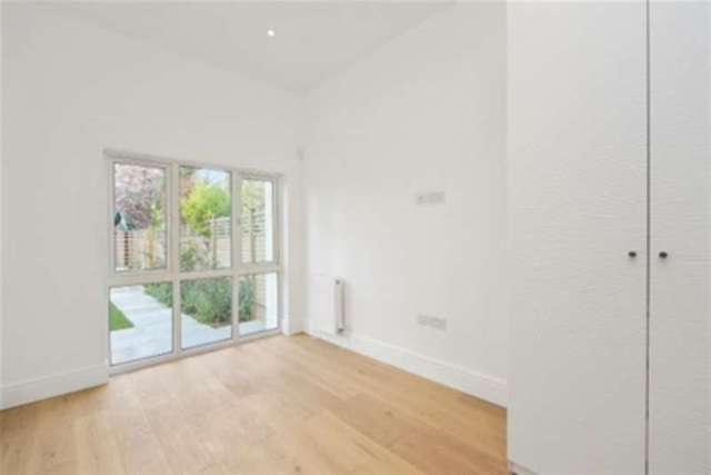  Image of 2 bedroom Flat to rent in Burlington Gardens London W4 at London, W4 4LT