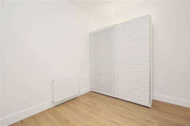  Image of 2 bedroom Flat to rent in Burlington Gardens London W4 at London, W4 4LT