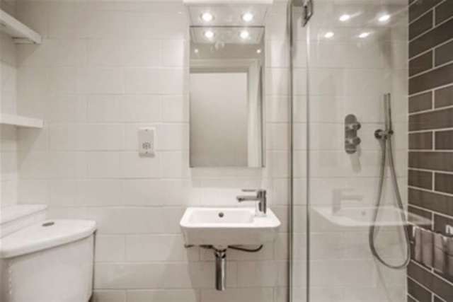  Image of 2 bedroom Flat to rent in Burlington Gardens London W4 at London, W4 4LT