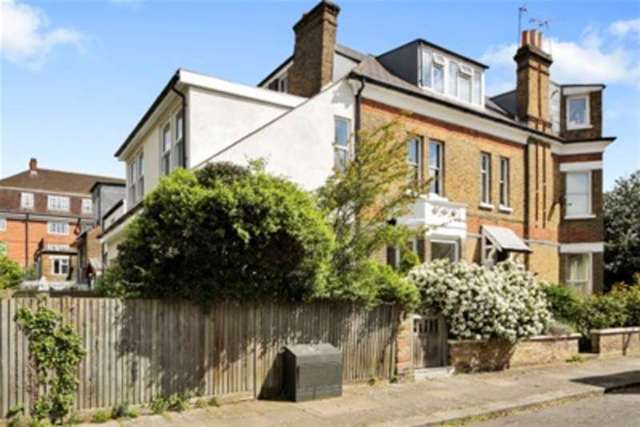  Image of 2 bedroom Flat to rent in Burlington Gardens London W4 at London, W4 4LT