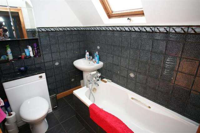  Image of 4 bedroom Bungalow for sale in Caird Lawns Devizes SN10 at DEVIZES SN10 DEVIZES, SN10 3EB