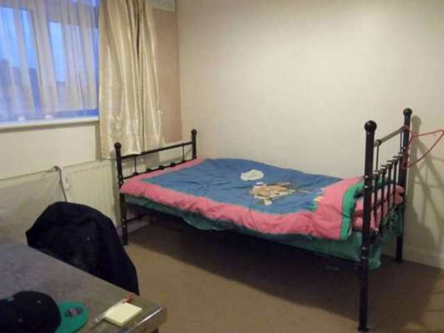 Image of House Share to rent in Castle Drive Ilford IG4 at Castle Drive Redbridge Essex, IG4 5AE