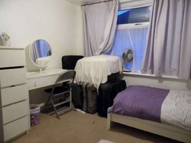 Image of House Share to rent in Castle Drive Ilford IG4 at Castle Drive Redbridge Essex, IG4 5AE