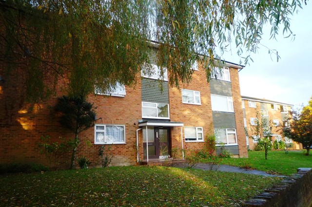  Image of 2 bedroom Apartment to rent in Oakfield Drive Reigate RH2 at Cedar House Oakfield Drive Reigate, RH2 9NX