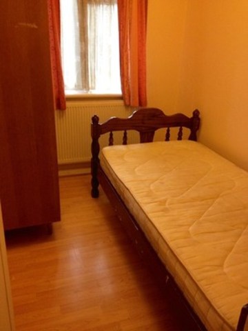  Image of 2 bedroom Terraced house to rent in Chadville Gardens Chadwell Heath Romford RM6 at CHADVILLE GARDENS  CHADWELL HEATH, RM6 5TX