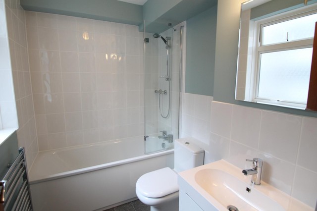  Image of 2 bedroom Apartment to rent in Station Avenue Walton-on-Thames KT12 at Station Avenue  Walton-on-Thames, KT12 1NG