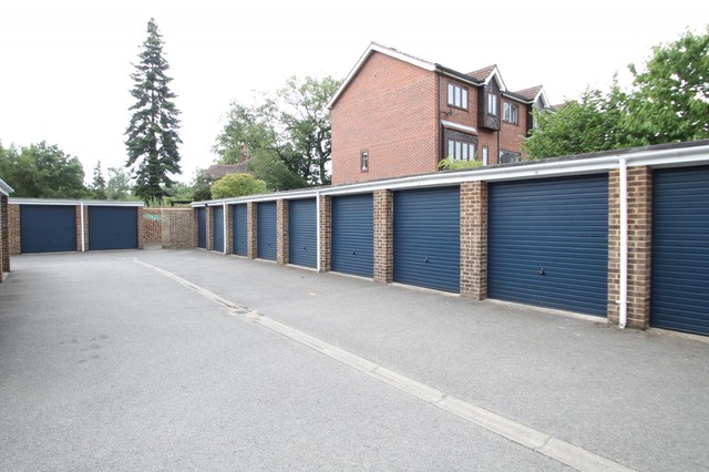  Image of 2 bedroom Apartment to rent in Station Avenue Walton-on-Thames KT12 at Station Avenue  Walton-on-Thames, KT12 1NG