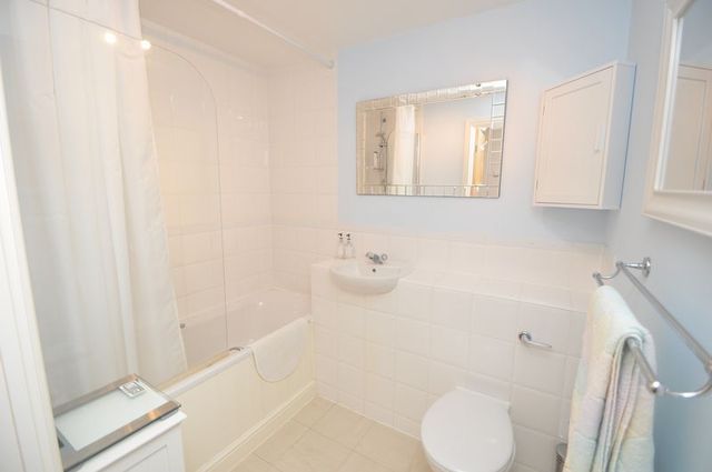  Image of 1 bedroom Flat to rent in Coombe Way Farnborough GU14 at Coombe Way  Farnborough, GU14 7FT