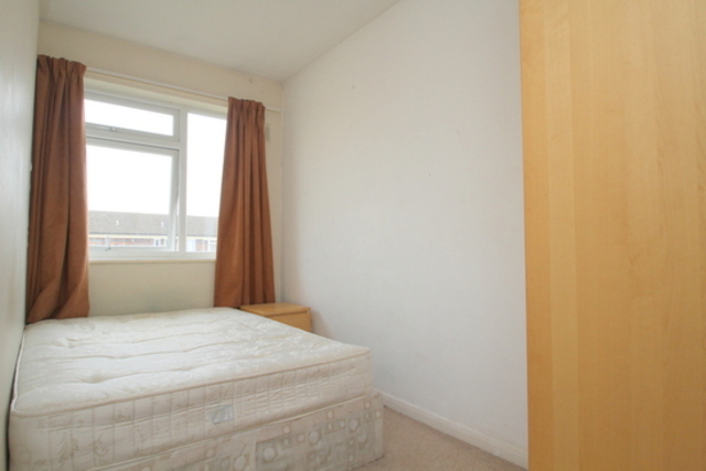  Image of 3 bedroom Maisonette to rent in Creswick Walk London E3 at Creswick Walk  London, E3 2AQ