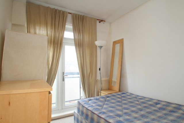  Image of 3 bedroom Maisonette to rent in Creswick Walk London E3 at Creswick Walk  London, E3 2AQ