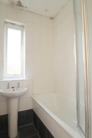  Image of 3 bedroom Maisonette to rent in Creswick Walk London E3 at Creswick Walk  London, E3 2AQ
