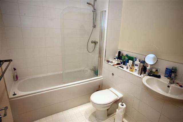 Image of 3 bedroom Apartment to rent in Snuff Street Devizes SN10 at Crossmolina Buildings Snuff Street DEVIZES, SN10 1FG