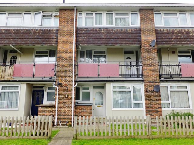  Image of 3 bedroom Maisonette to rent in Culvers Retreat Carshalton SM5 at Carshalton Surrey The Wrythe, SM5 2BE