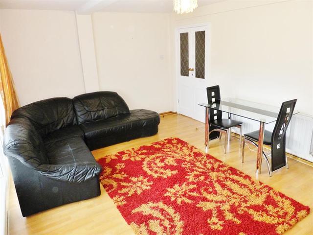  Image of 3 bedroom Maisonette to rent in Culvers Retreat Carshalton SM5 at Carshalton Surrey The Wrythe, SM5 2BE