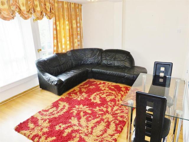  Image of 3 bedroom Maisonette to rent in Culvers Retreat Carshalton SM5 at Carshalton Surrey The Wrythe, SM5 2BE