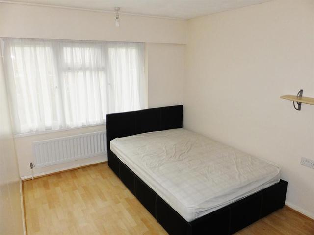  Image of 3 bedroom Maisonette to rent in Culvers Retreat Carshalton SM5 at Carshalton Surrey The Wrythe, SM5 2BE