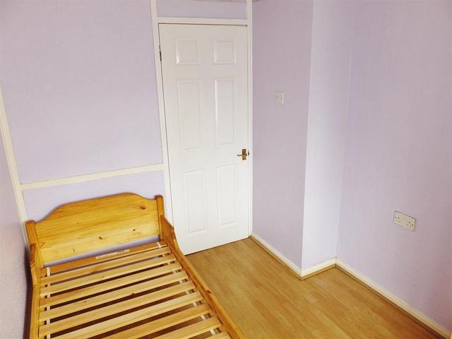  Image of 3 bedroom Maisonette to rent in Culvers Retreat Carshalton SM5 at Carshalton Surrey The Wrythe, SM5 2BE